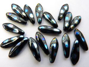 0010073 Jet daggerbeads met peacock stippen 16 x 5,5 mm. 18 stuk-0