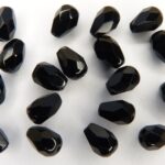 0010462 Zwart druppelvormig ( peervorm) facet, 7 x 5 mm.-0