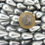 0020068 Mat zilvergrijze druppelvormige glasparels.-0