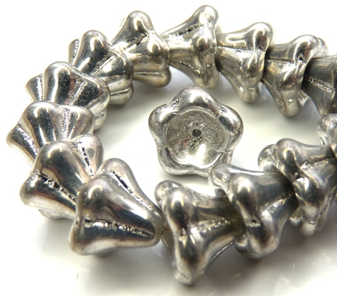 0020091 Full Silver kelkvormige bloem. 13 x 11 mm. 9 stuks-0