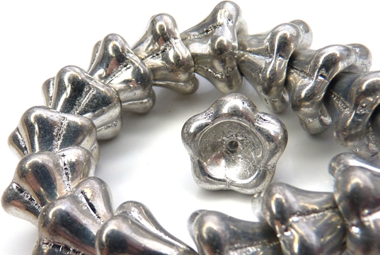0020091 Full Silver kelkvormige bloem. 13 x 11 mm. 9 stuks-8711