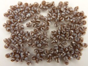 0030275 Opaque Brown / White facet 3 mm.-0