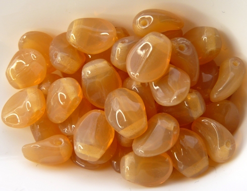 0040005 Opal Beige short daggerbead (Tulip Petal) 25 Pc.-0