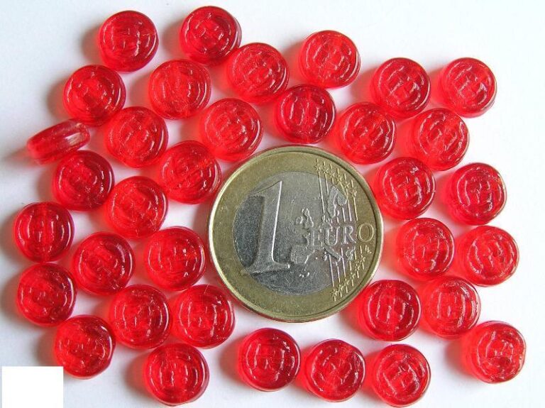 0050032 Helder rood rond schijfje. | Czech glaskralen