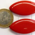0050055 Opaque Red Oval met 2 gaten. 38 x 18 mm. 2 stuks-0