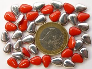 0050057 Opaque red half Silver plat druppelvormig. 40 stuks.-0