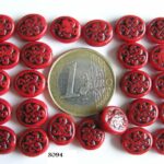 0050072 Dekkend rood ovalen schijfje met zwart werkje-0