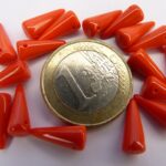 0050070 Spike Beads Opaque Red 5 x 13 mm. 18 stuks-0
