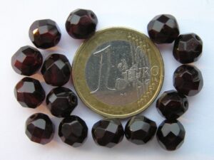 0050225 Garnet ( donkerrood) facet 8 mm.-0