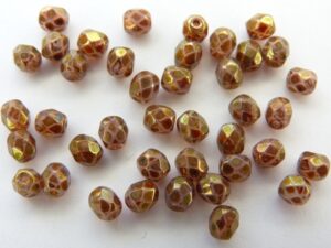 0070369 White opal met Ruby Marmor, facet 4 mm.-0