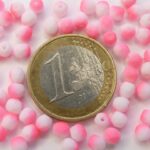 0070416 Mat Chalk White Neon Pink facet 4 mm. 40 St-0