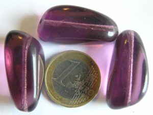 0080297 Grote paarse glaskralen 32 x 18 mm. 3 stuks-0