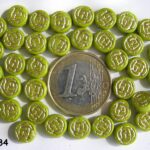 0100104 Appeltjesgroen rond schijfje met goudkleurige opdruk opd-0
