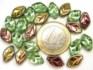 0100167 Peridot Green Vitrail blaadje. 22 stuks-0