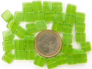 0100174 Green opal plat vierkantje 8,5 x 8,5 x 3,5 mm. 35 stuks.-0