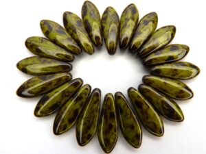 0100177 Opaque Green met Travertin Daggerbeads 16 x 5,5 mm. 20 s-0