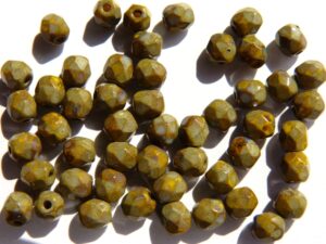 0100472 Opaque geel met Travertin facet ( daardoor groen) 4 mm.-2095