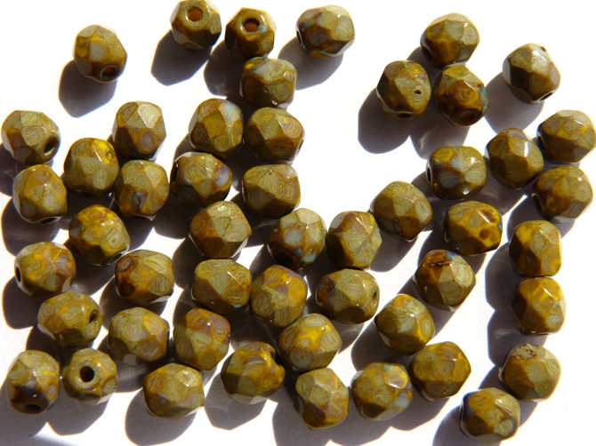 0100472 Opaque geel met Travertin facet ( daardoor groen) 4 mm.-2095