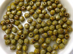 0100472 Opaque geel met Travertin facet ( daardoor groen) 4 mm.-0