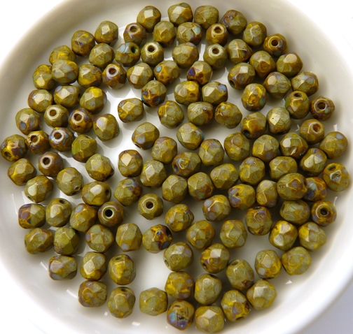 0100472 Opaque geel met Travertin facet ( daardoor groen) 4 mm.-0 0100472 Opaque geel met Travertin facet ( daardoor groen) 4 mm.-0