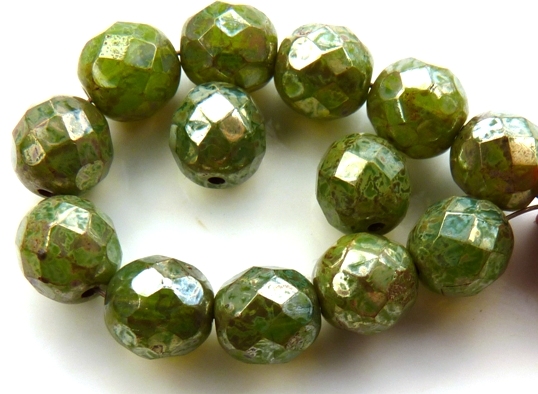 0100486 Opaalgroen facet met zilver picasso 8 mm.-0