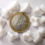 0140050 Witte kelkvormige bloem. 13 x 10 mm. 14 stuks-0
