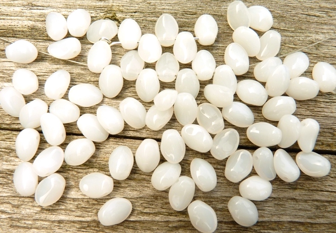 0140054 White alabaster Short dagger bead ( Tulip petal) 40 Pc.-0 0140054 White alabaster Short dagger bead ( Tulip petal) 40 Pc.-0