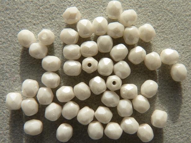 0140208 Chalk White Hematietglans facet 4 mm. 50 Stuks-1734