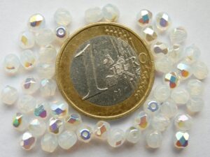 0140221 Milky White facet met AB glans 4 mm.-0