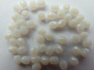 0140228 White Opal facet 3 mm.-0