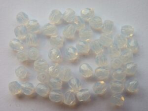 0140229 White Opal facet 4 mm. 50 Pc.-0