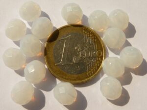 0140231 White Opal facet 8 mm. 15 stuks-0