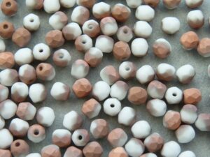 0140239 Matte Chalk White Capri Gold Facet 4 mm. 40 st.-0