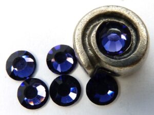 0900113 M.C. Chaton rose ss 30 Deep Tanzanite-0