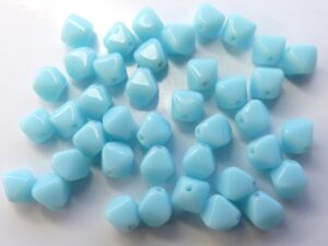 0090266 Opaque Light Blue Turquoise dubbele piramide. 40 Pc.-0