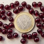 0050006 Garnet pressed round 6 mm. 40 Pc.-0