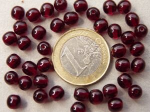 0050006 Garnet pressed round 6 mm. 40 Pc.-0