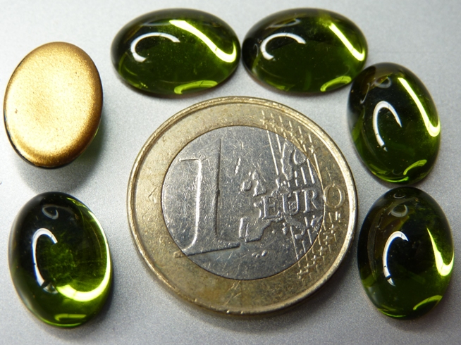 Cab-50240 Olivine Oval Goldfoiled 14x10 mm. 6 stuks-0 Cab-50240 Olivine Oval Goldfoiled 14x10 mm. 6 stuks-0
