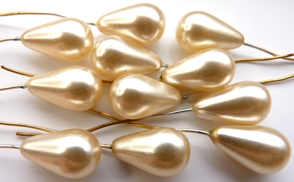 0040118 Half Drilled Cream Pearshape Glasspearl on a Pin 18 x 10 mm. 4 Pc.-0