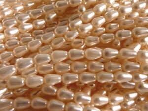 0040124 Cream Druppelvormige glasparel 9 x 6 mm. 20 Pc.-0