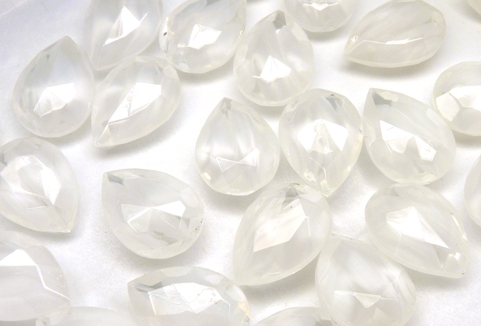 0065-PE Pearshape  Crystal White  Unfoiled 18 x 13 mm.-0