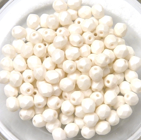 0140249 Opaque White Silk Mat facet 4 mm. 50 Pc.-11136