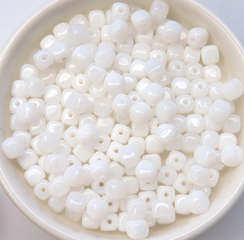 0140026 White Alabaster, Cubes 100 Pc.-0