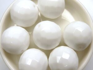 0140205 Chalk White Facet 18 mm. 2 Pc.-0