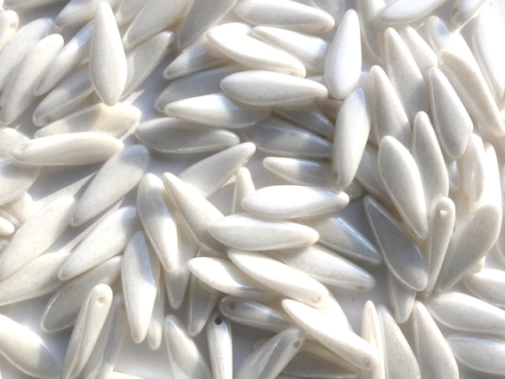 0140039 Lustered Chalk White daggerbead 16 x 5 mm. 20 St.-0 0140039 Lustered Chalk White daggerbead 16 x 5 mm. 20 St.-0