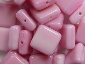 0070432 Opaque Pink Mêlée Square Bead. 25 Pc. - Afbeelding 1