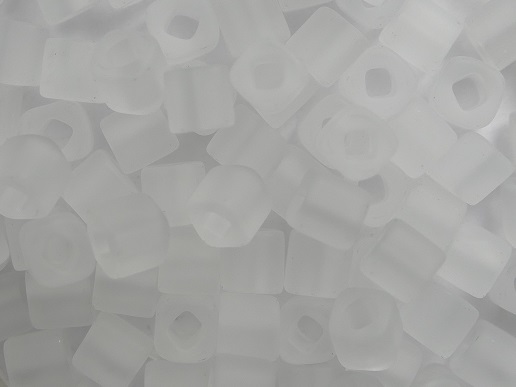 TC-04-0001F toho cubes 4 mm transparent frosted crystal kleurnummer 1F