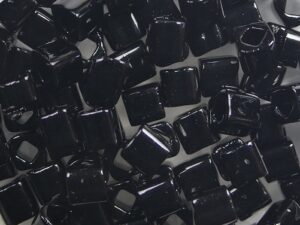 TC-04-0049 Opaque Jet 4 mm Toho Cubes