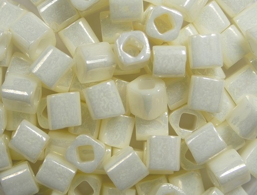TC-04-0122 toho cubes 4 mm opaque lusteren navajo white kleurnummer 122