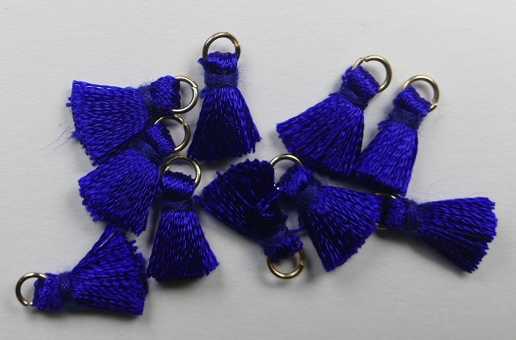 TSR-DKSAP tassel, mini kwastje met ringetje 1 cm donker sapphire